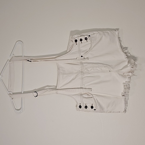 We The Free Strappy Shortalls Overalls Bib White Denim Jean Shorts Cutoff Raw 31 - Picture 11 of 16